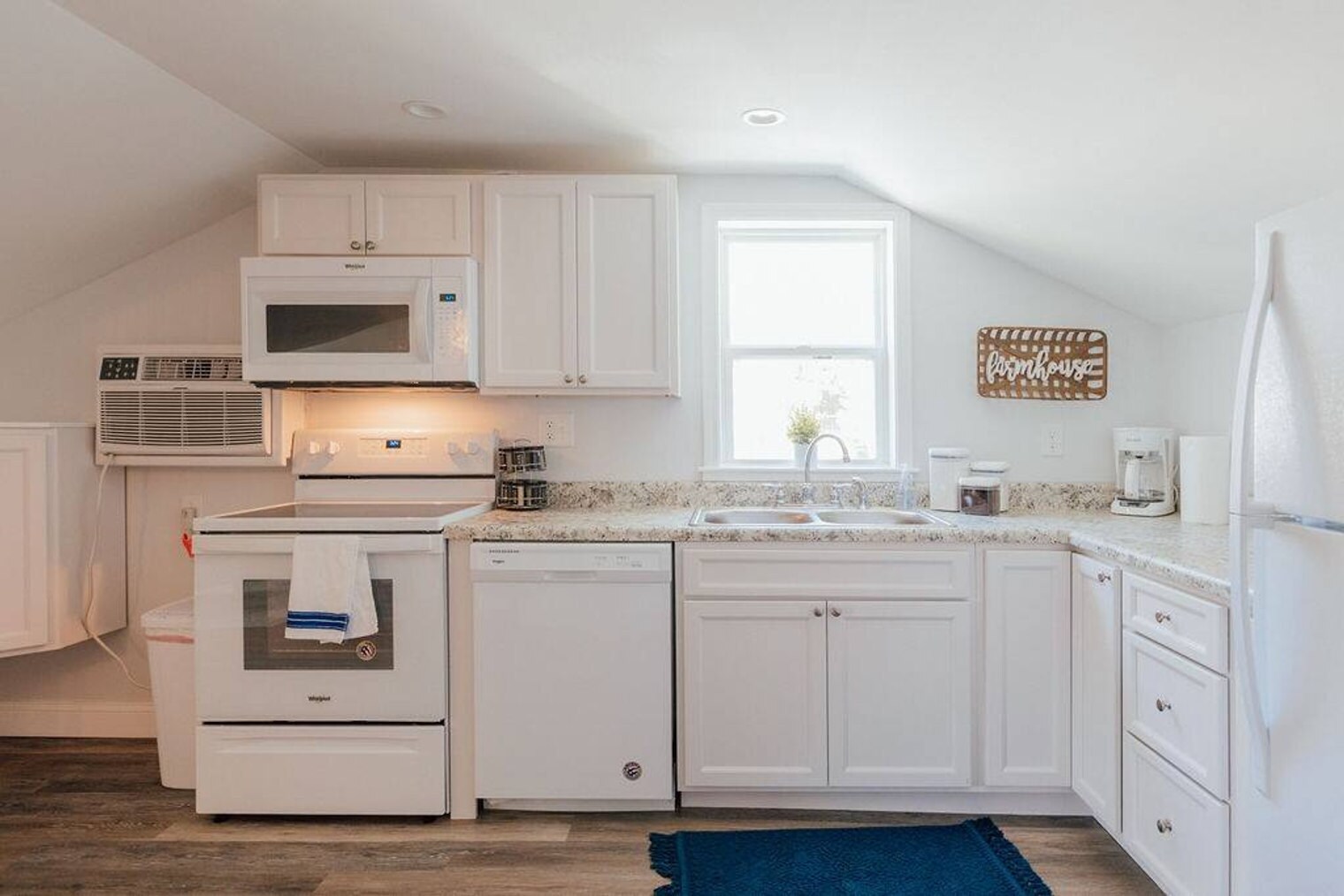 Building Photo - 905 Hill St