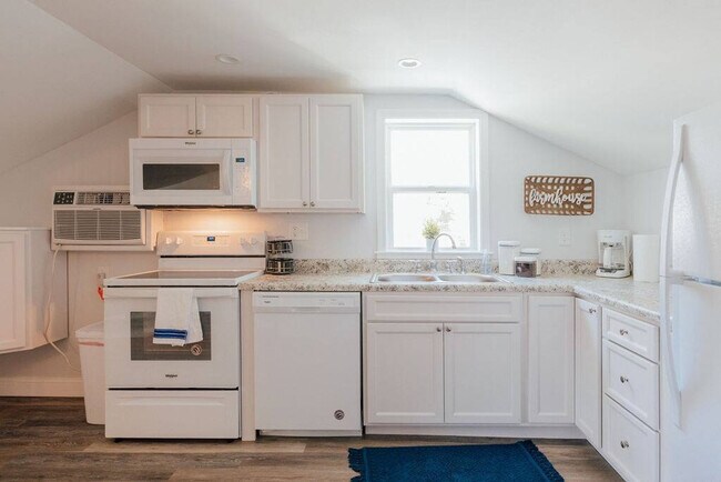 Building Photo - 905 Hill St