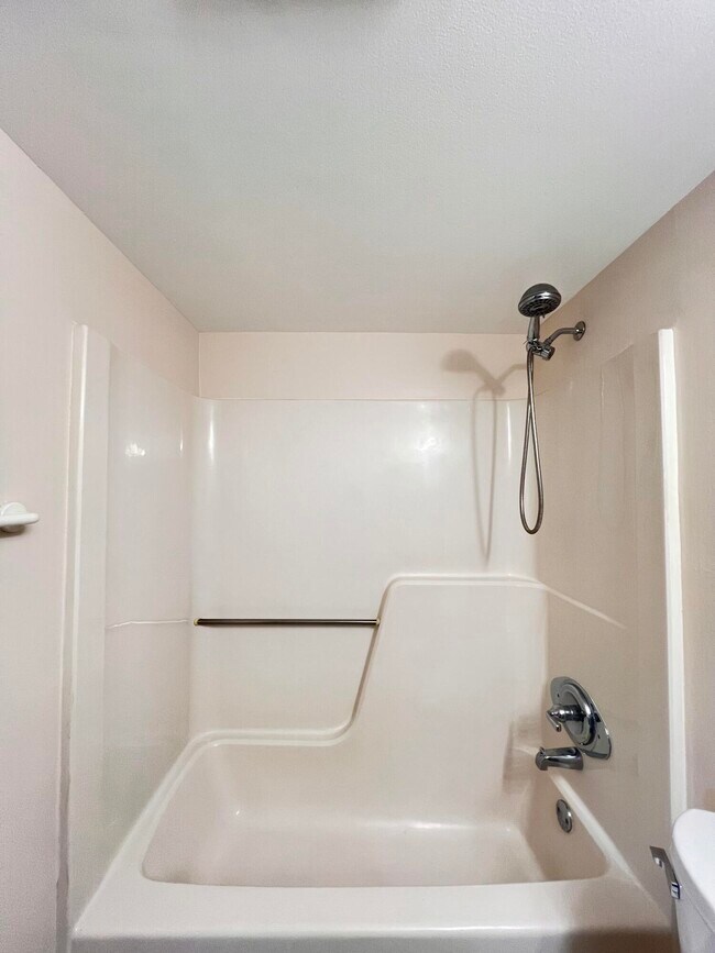 Building Photo - 21890 Lake Forest Cir