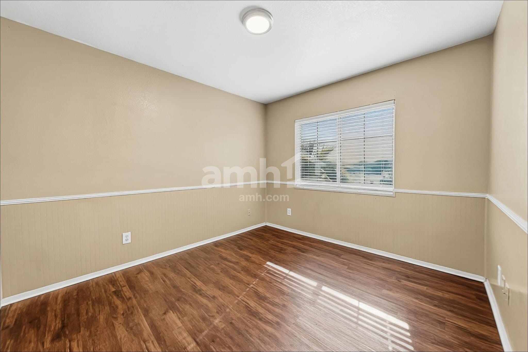 Building Photo - 907 N Albert Dr