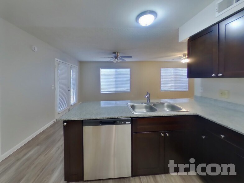 Building Photo - 904 W Yale Dr