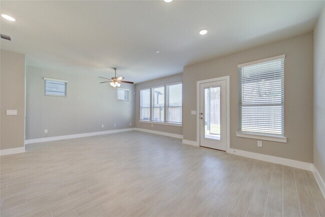 Building Photo - 1709 Summerlyn Ter Dr