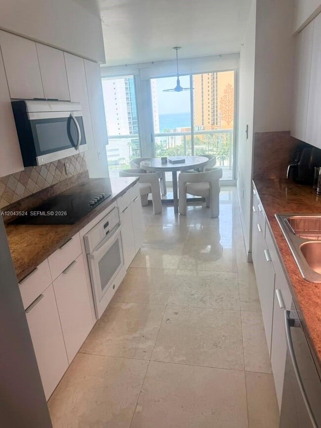 Building Photo - 16400 Collins Ave