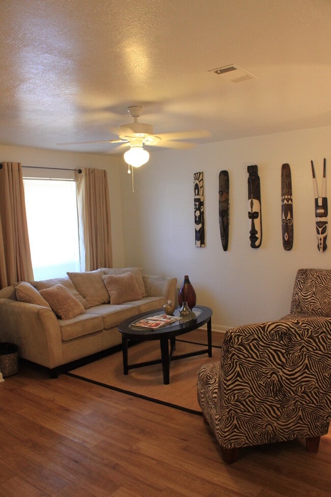 Building Photo - Private 2-Bedroom Duplex in Quiet Cul-de-Sac Backing to the Woods