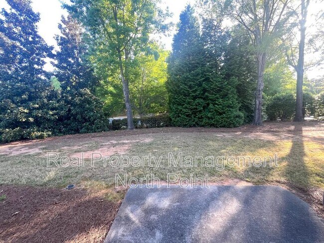 Building Photo - 2031 Lakeshore Overlook Dr