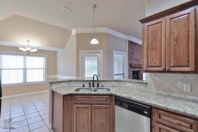 Building Photo - 4 bed 2 bath; newer carpet!