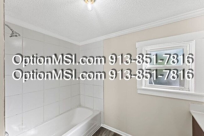 Building Photo - Move-in Ready!