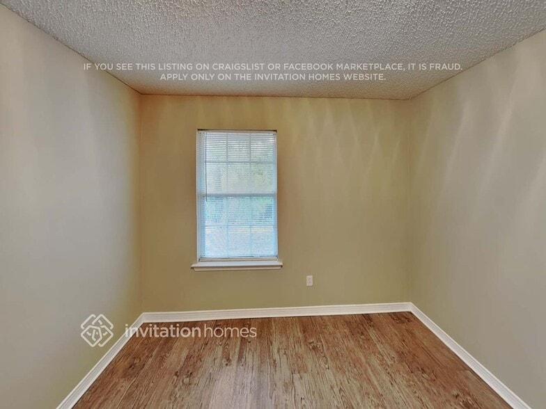 Building Photo - 15582 Moss Hollow Dr