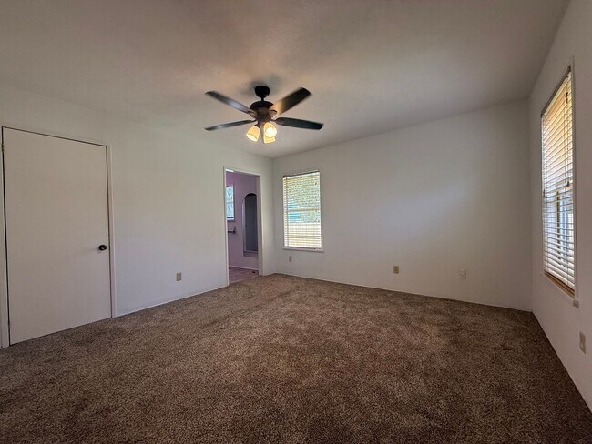 Building Photo - 2920 Sunset Dr