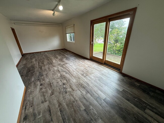Building Photo - 4 Bed 2 Bath- 2 Story Single Family Home