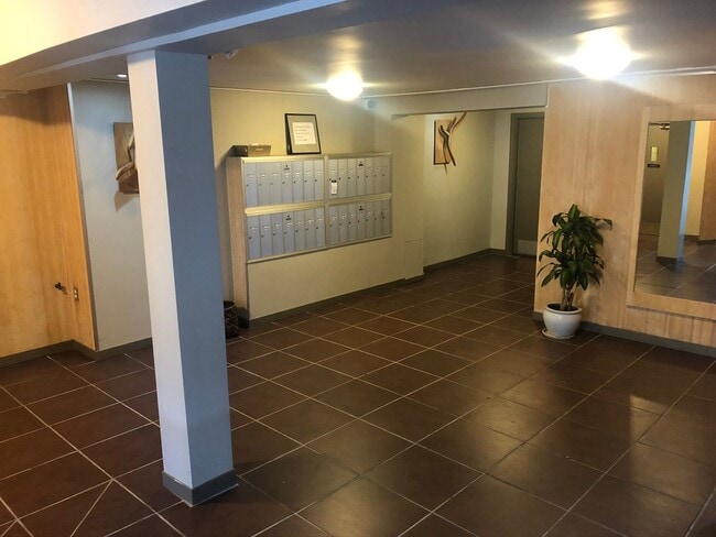 Building Photo - Remodeled Studio in the Haight. Elevator B...