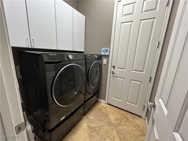 Building Photo - 2685 La Boutique St