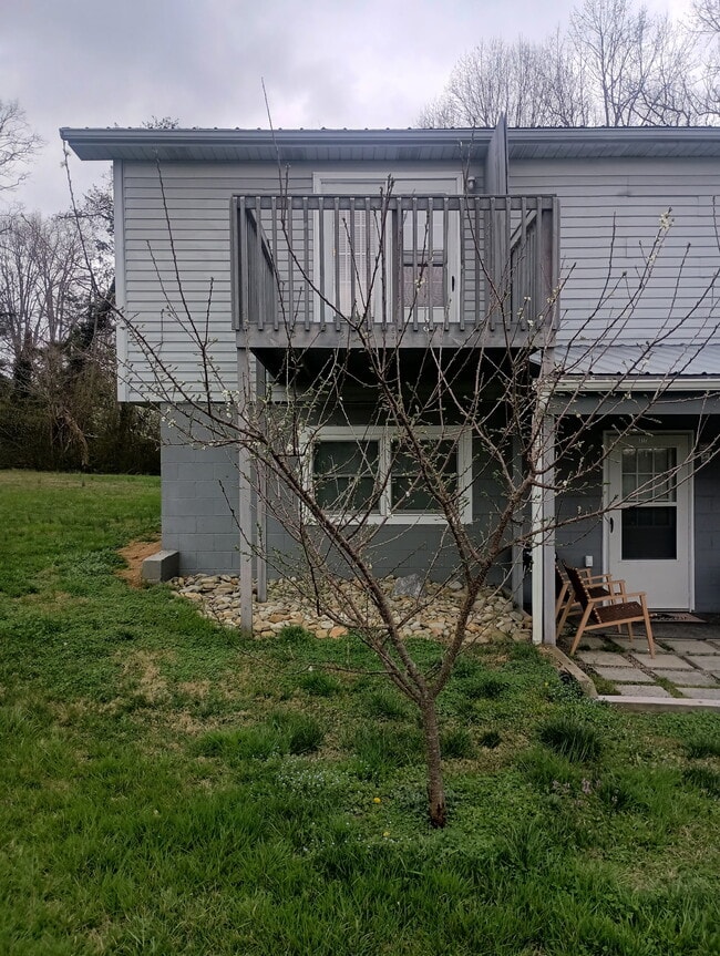 Building Photo - 313 Burnett Station Rd