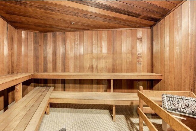 Building Photo - Gables Condo For Rent! In the Heart of Excelsior!