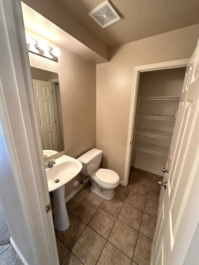 Building Photo - Townhome in prime location