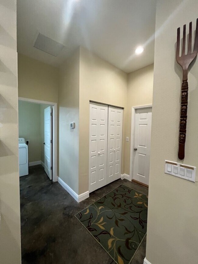 Building Photo - Gorgeous Fully Furnished 4BR/3BA Home – Id...