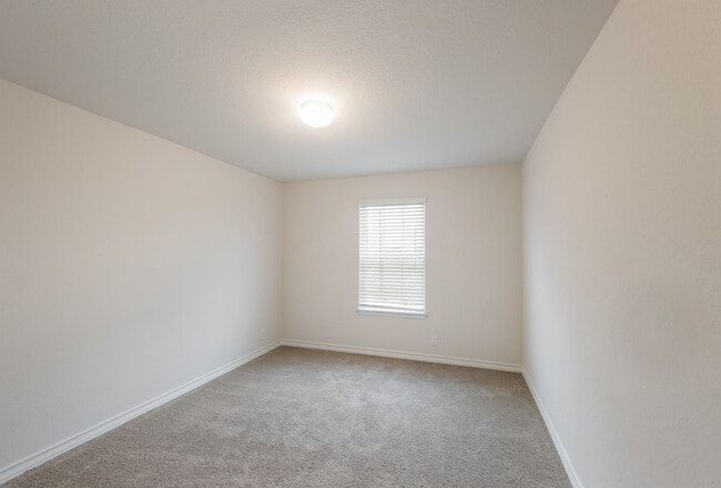 Building Photo - Private Cul-de-Sac Living with Spacious Backyard