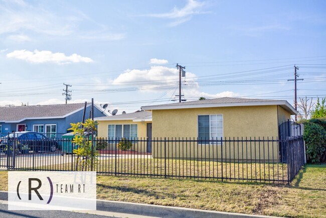 Building Photo - Contemporary Newly Renovated 3 Bedroom 2 Bathroom Residence