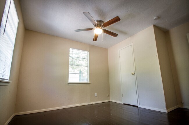 Building Photo - Discover Your New Home in the Heart of San...