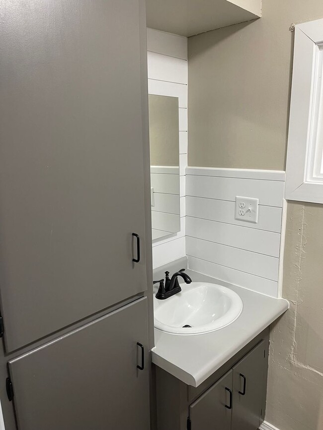 Building Photo - 2 Bedroom House for Rent