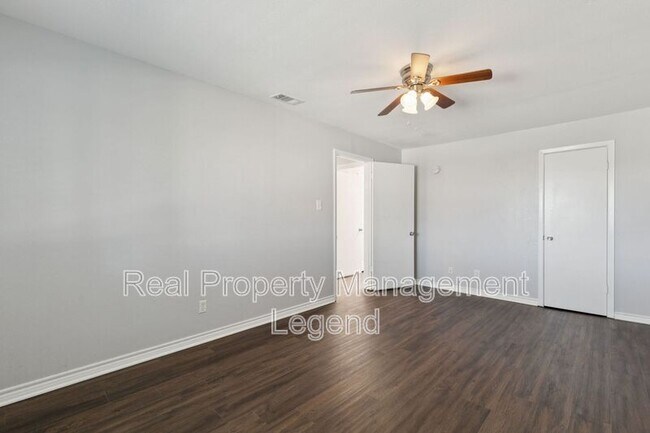 Building Photo - 6646 E Lovers Ln