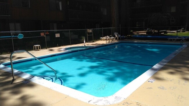 Building Photo - 2 bedroom condo with carport, pool and hot tub access