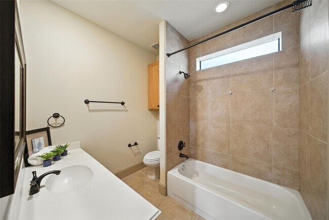 Building Photo - 2318 Camden Dr