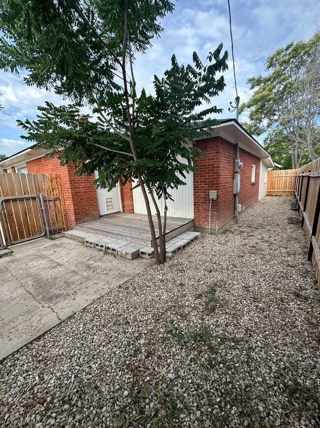 Building Photo - Great location in Meridian for this 3 bedroom 2 bath home.