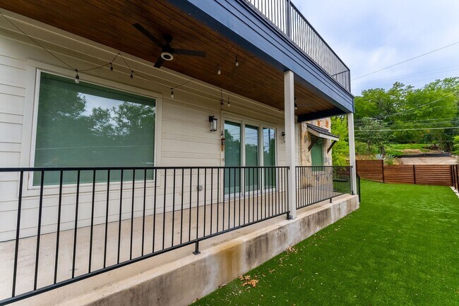 Building Photo - Modern Elegance in Austin: 4BR/3BA Sanctuary with Stylish Design and Inviting Ambiance!
