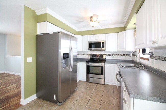 Building Photo - QUIET NEIGHBORHOOD!!  3 Bedroom, 1.5 Bath Home in Norwalk