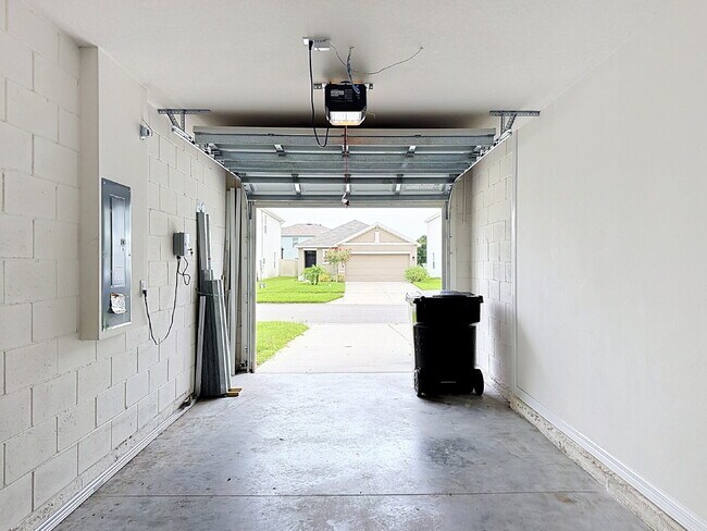 Building Photo - 3210 Suncoast Plains Dr