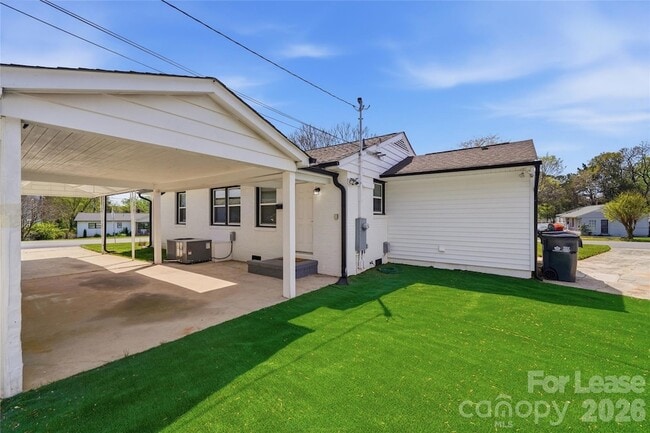 Building Photo - 2301 Shamrock Dr
