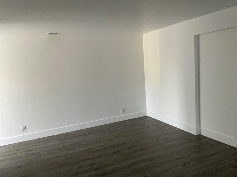 Building Photo - 5662 Parke Ave