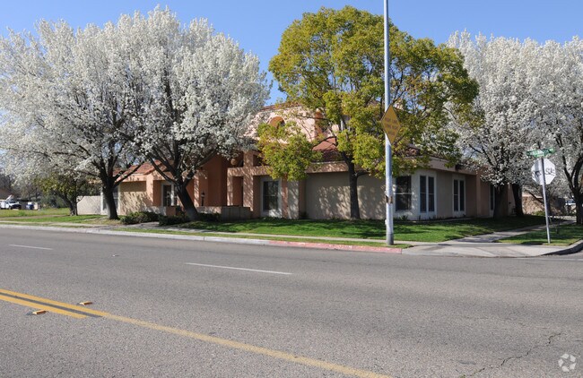 Building Photo - 4291 N Millbrook Ave