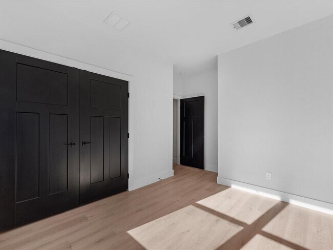 Building Photo - 10732 Twin Oak Dr