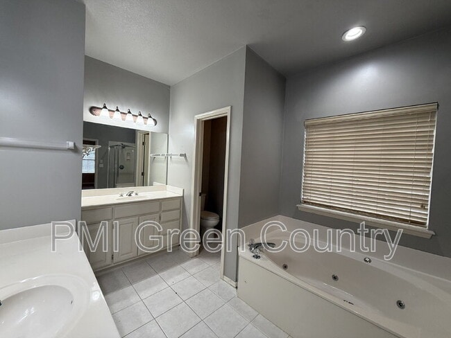 Building Photo - 4419 W Detroit Pl