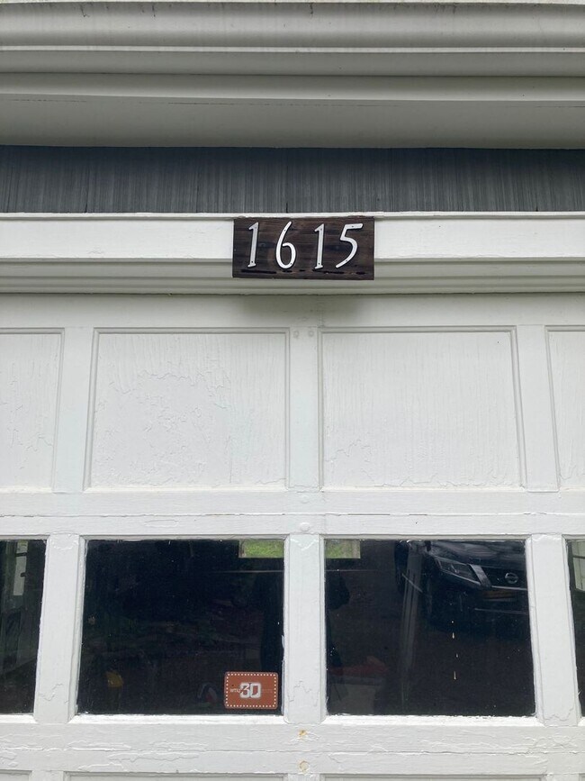 Building Photo - 3 bedroom, 1 bath House: Available August ...