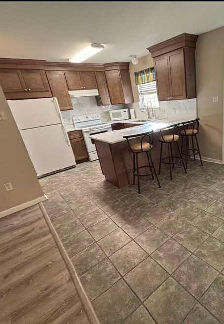 Building Photo - 211 Greenbriar Dr