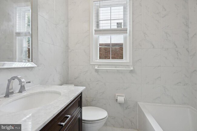 Building Photo - 2828 Buena Vista Terrace SE