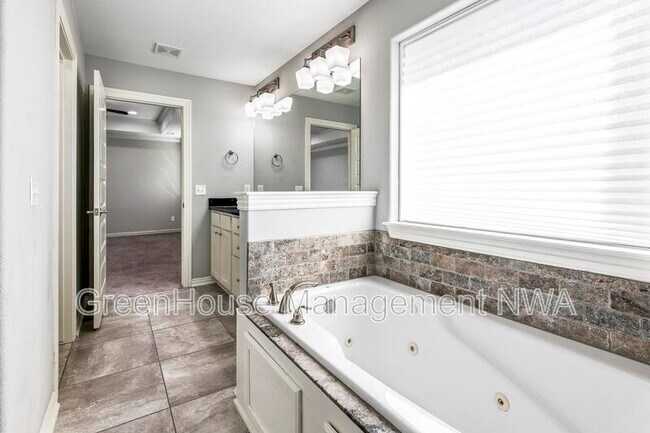 Building Photo - 4405 SW Eggersway Pl