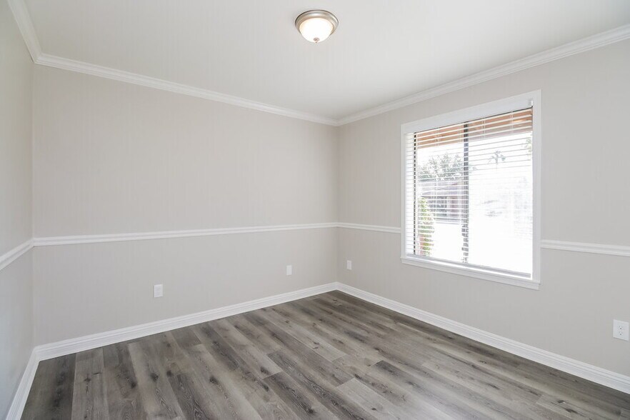 Building Photo - 440 E San Pedro Ave