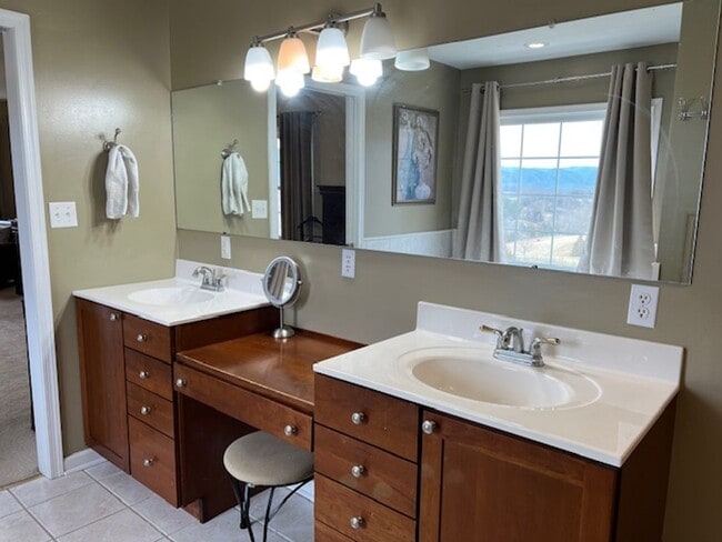 Building Photo - Single Family Home with Breathtaking Views