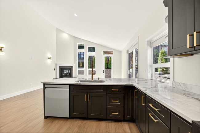 Building Photo - Newly Built Ashland Gem with Fireplace & S...