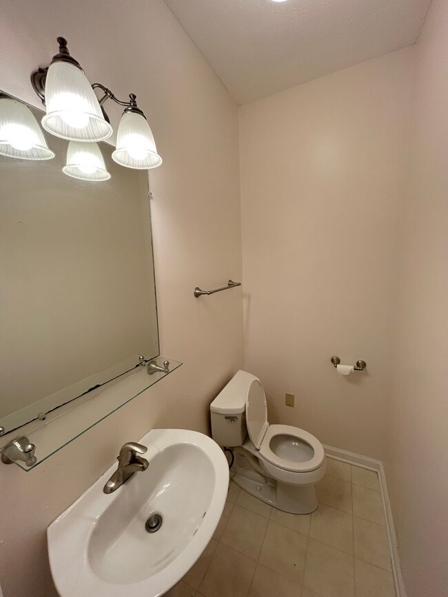 Building Photo - Beautiful Bungalow Home Located in Blacksburg