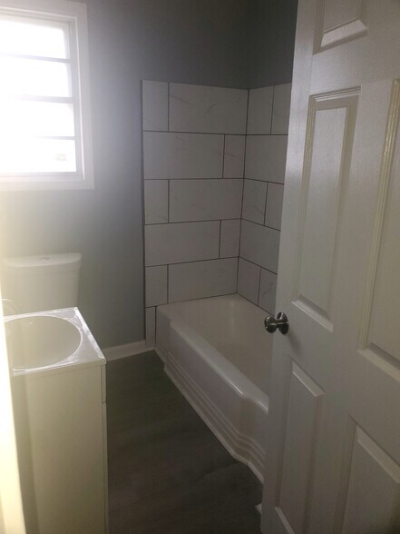 Building Photo - 516 S Hennessey St