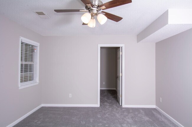 Building Photo - 132 Chariot Dr