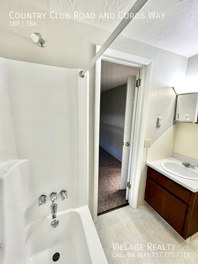 Building Photo - 613 Country Club Rd