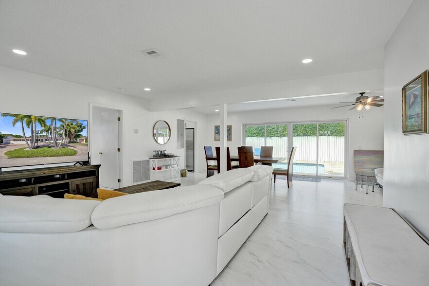 Building Photo - 1633 SE 5th Ct