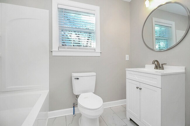 Building Photo - 4044 Dinglewood Ave