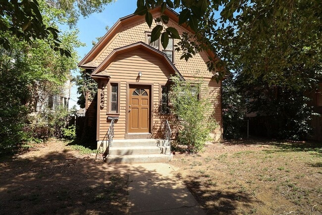 Primary Photo - 5 Bedroom, 2 bath home!